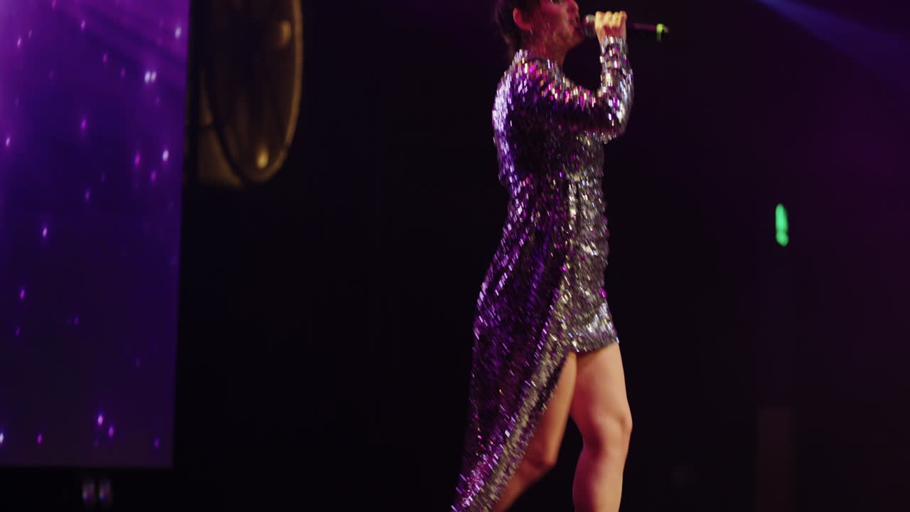 Donna che canta sul palco a un concerto