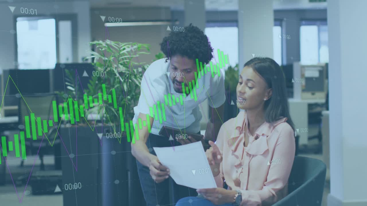 animación del procesamiento de datos financieros sobre diversas personas de negocios en la oficina