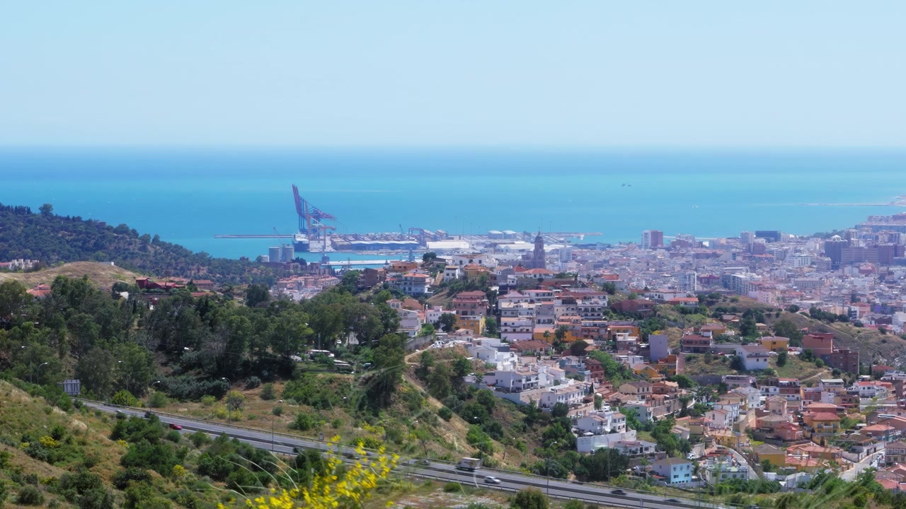 Timelapse del centro e del porto di Malaga visti dalle colline circostanti durante il giorno, Andalusia, Spagna