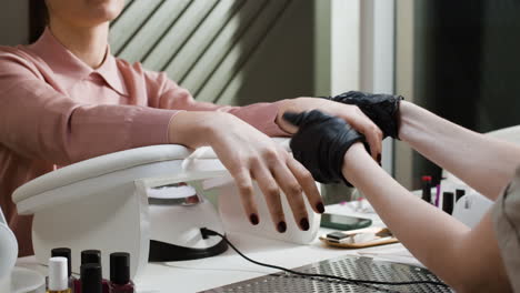 una mujer haciendo una manicura en un salón de uñas.