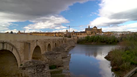 Wide-open-view-over-Córdoba-river-with-Mezquita,-blue-and-cloudy-sky