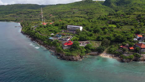 La-Tierra-Se-Encuentra-Con-El-Mar-A-Lo-Largo-De-Un-Hermoso-Tramo-De-La-Costa-Indonesia-De-Nusa-Penida.