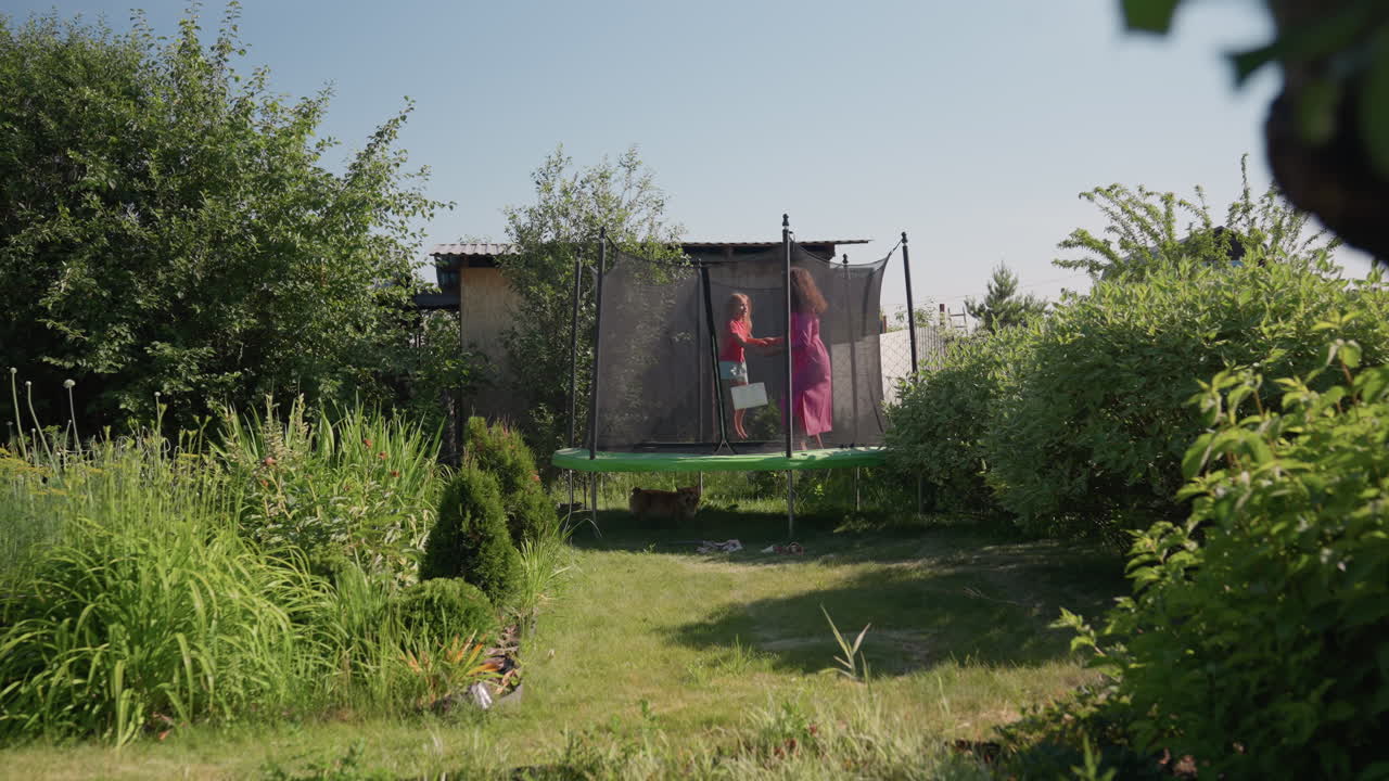 Bambino gioca all'aperto con entusiasmo, giovane vigoroso salta vivacemente tra giardini fioriti, bambino attivo rimbalza energicamente in un vivace parco verde pieno di fiori colorati