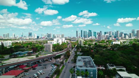 Vista-Aérea-Del-Noroeste-De-Miami:-La-Expansión-Urbana-Se-Encuentra-Con-La-Belleza-Natural