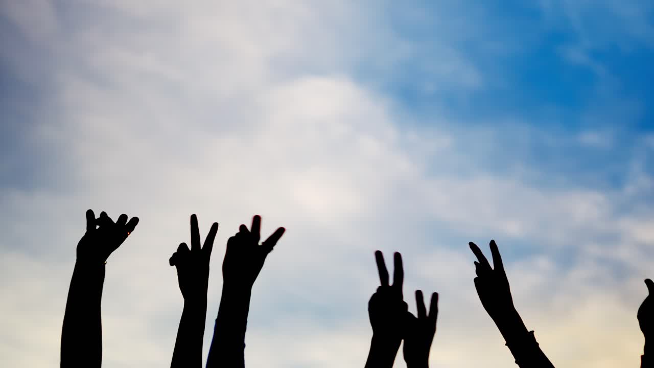 하늘을 향해 손을 는