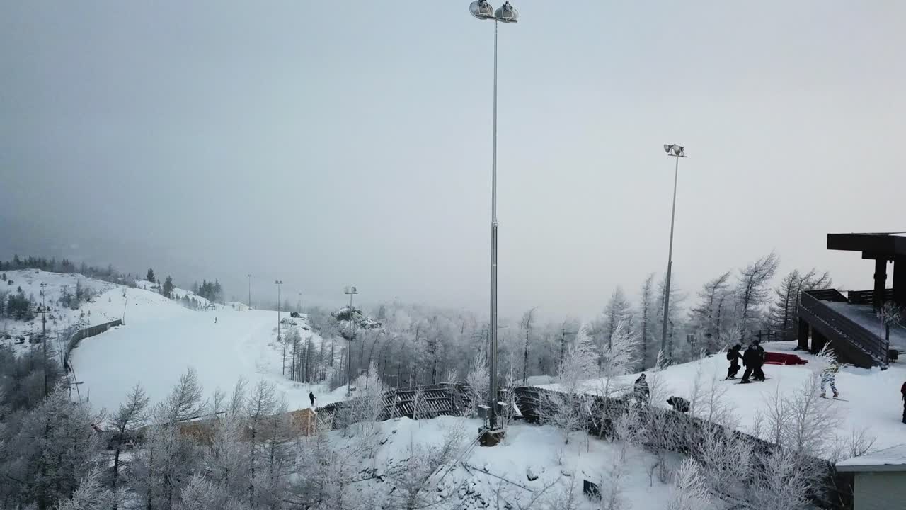스키 를 타는 사람 들 이 있는 눈 인 산악 스키 리조트