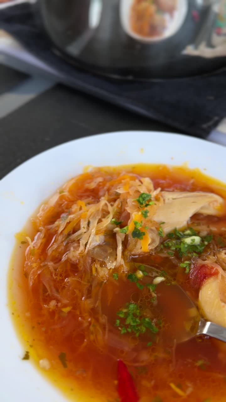 un cuenco de sopa tradicional rusa de borscht
