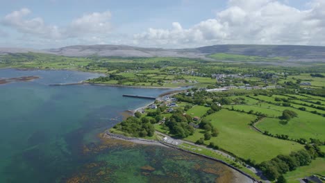 Irland-Ballyvaughan-Bay,-Tor-Zum-Burren-Wunder-Der-Natur