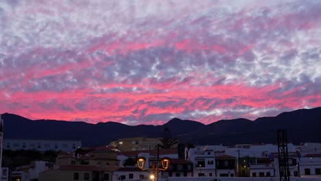 Municipio-De-Candelaria-Con-Colorido-Cielo-Al-Atardecer-Y-Edificios-De-La-Ciudad,-Lapso-De-Tiempo