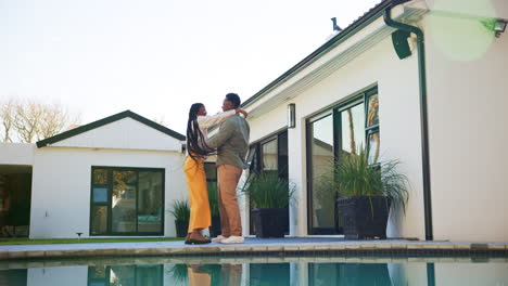 pareja bailando junto a la piscina en una casa de lujo