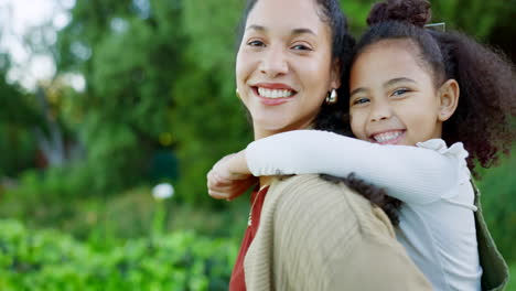 Piggy-Back,-Madre-Y-Niña-Siendo-Felices