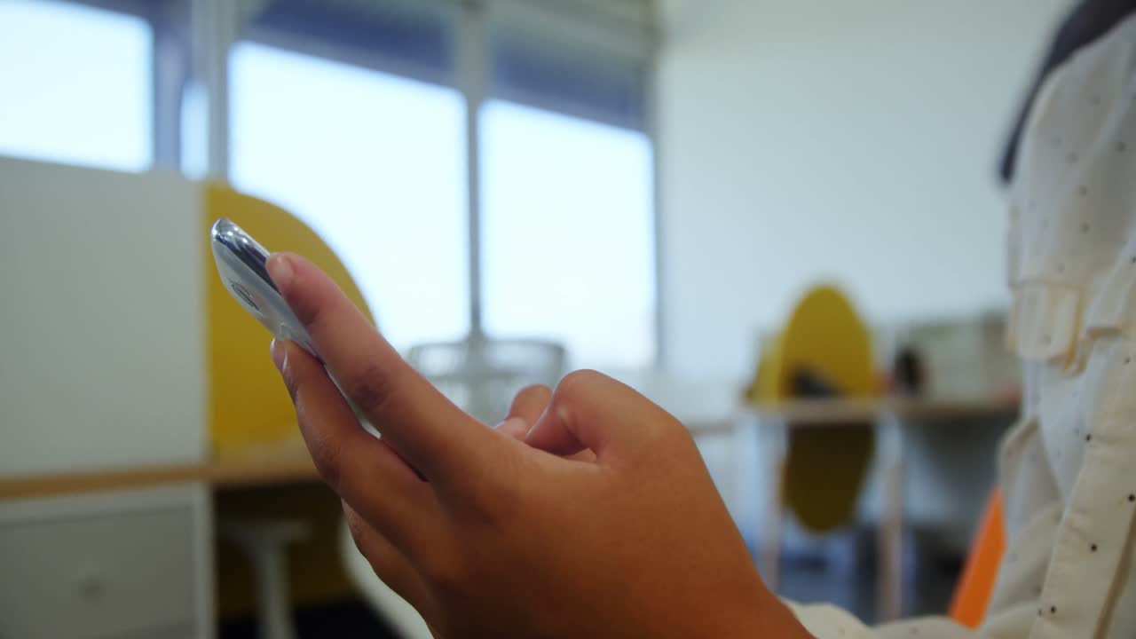 ejecutivo que usa teléfono móvil en la oficina