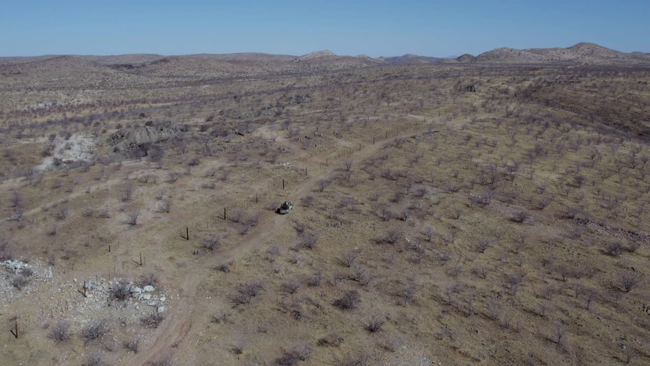 jeep cruzando el parque nacional de etosha en namibia, áfrica