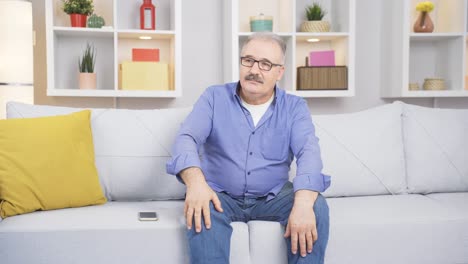 el anciano espera impotente en casa. nadie viene y está solo.