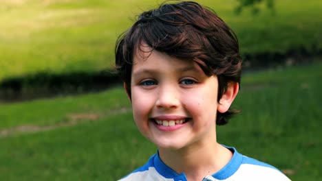 retrato de un niño sonriente en el parque