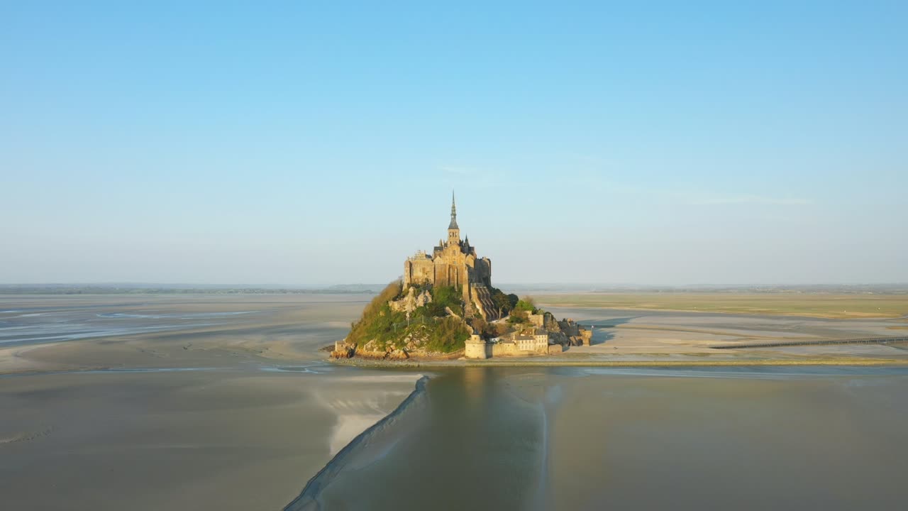 몬트 세인트 미 (mont saint-michel) 은 봄에 은 날에 유럽, 프랑스, 노르망디, 망치 (manche) 에 있는 망치 강을 바라보고 있다.