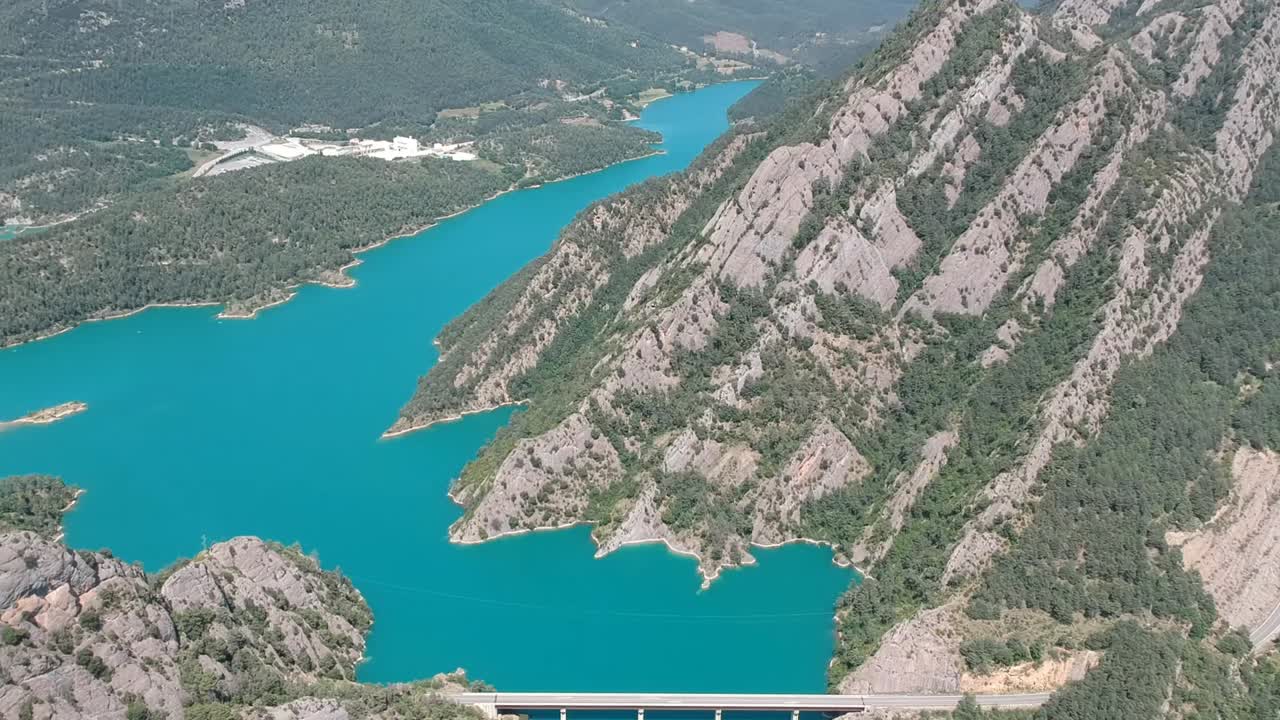 아름다운 산들을 둘러싸고 있는 카탈로니아의 프리 피레네 산맥에 있는 호수의 공중 전망