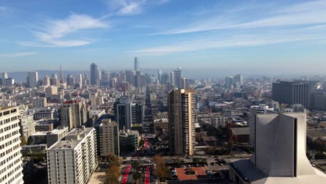 vista aérea sobre las calles y las alturas del pacífico de san francisco - reversa, pan, tiro de drones