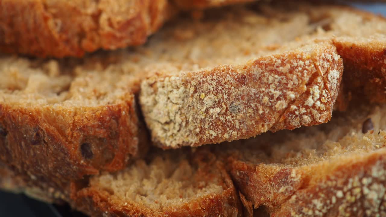 primer plano de pan de trigo entero cortado en rodajas