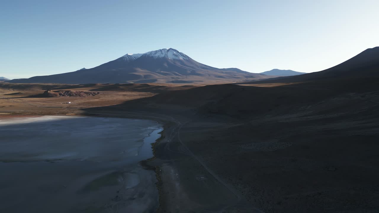 antena sobre la ruta de las lagunas, picos volcánicos, humedal de la laguna en un reservorio natural, desierto de san pedro de atacama, viajes y turismo en bolivia