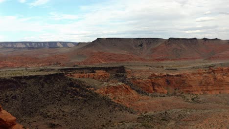 Drohnenaufnahmen-Aus-Der-Luft-Von-Den-Bergigen-Roten-Felsen-Im-Süden-Von-Utah