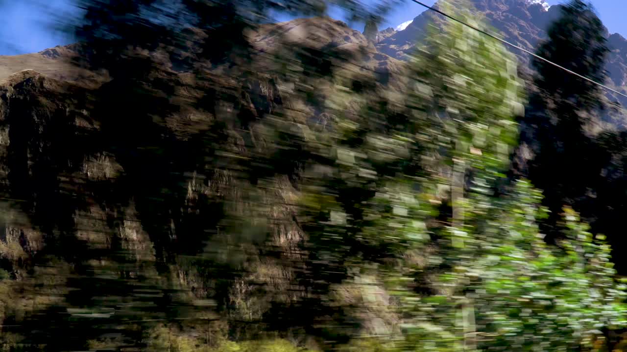 pasando por la vista de las montañas desde la ventana del auto.mp4