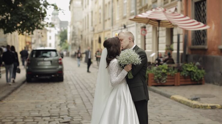 Et brudepar kysser i byen