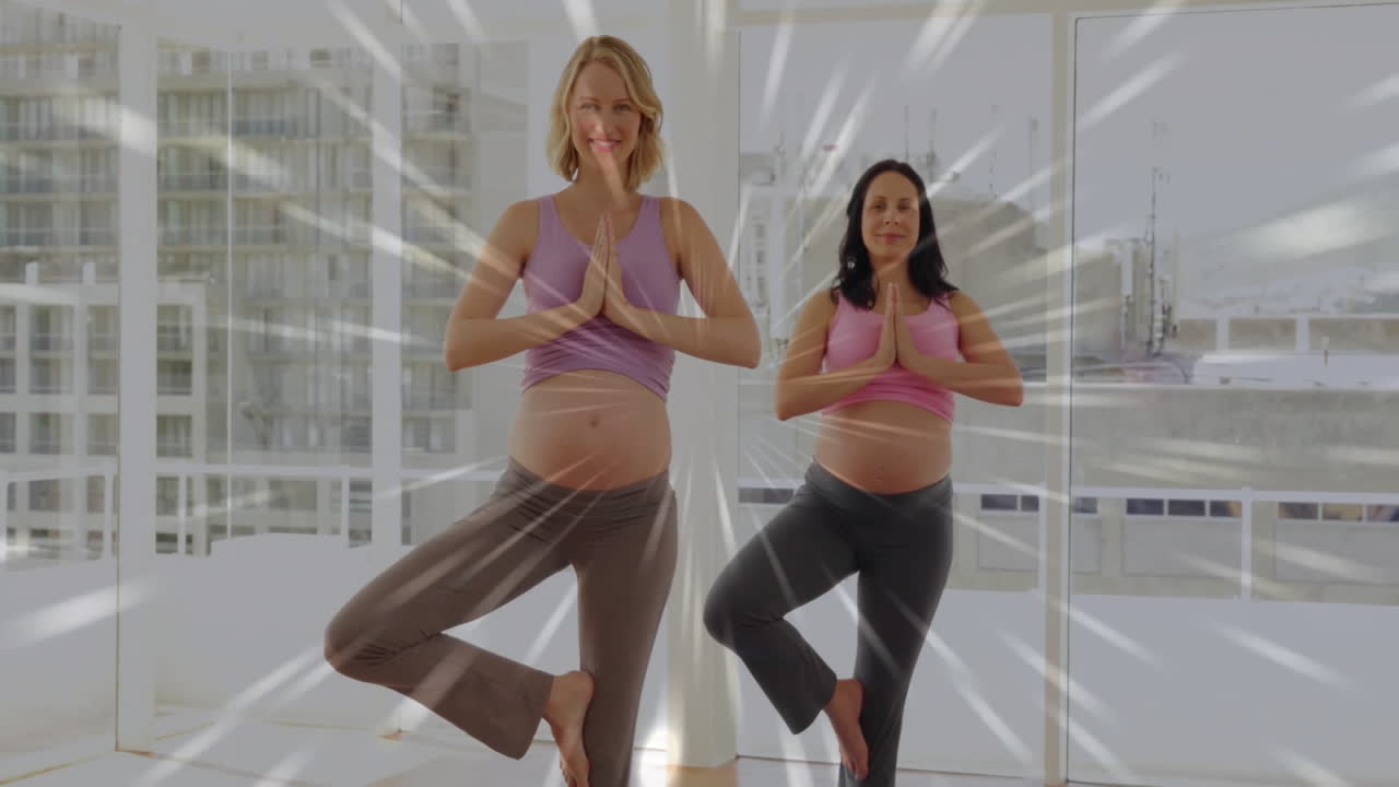 Donne incinte che praticano yoga, con animazione di luce radiante sullo sfondo.