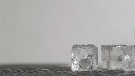 cubos de hielo en movimiento súper lento derritiéndose