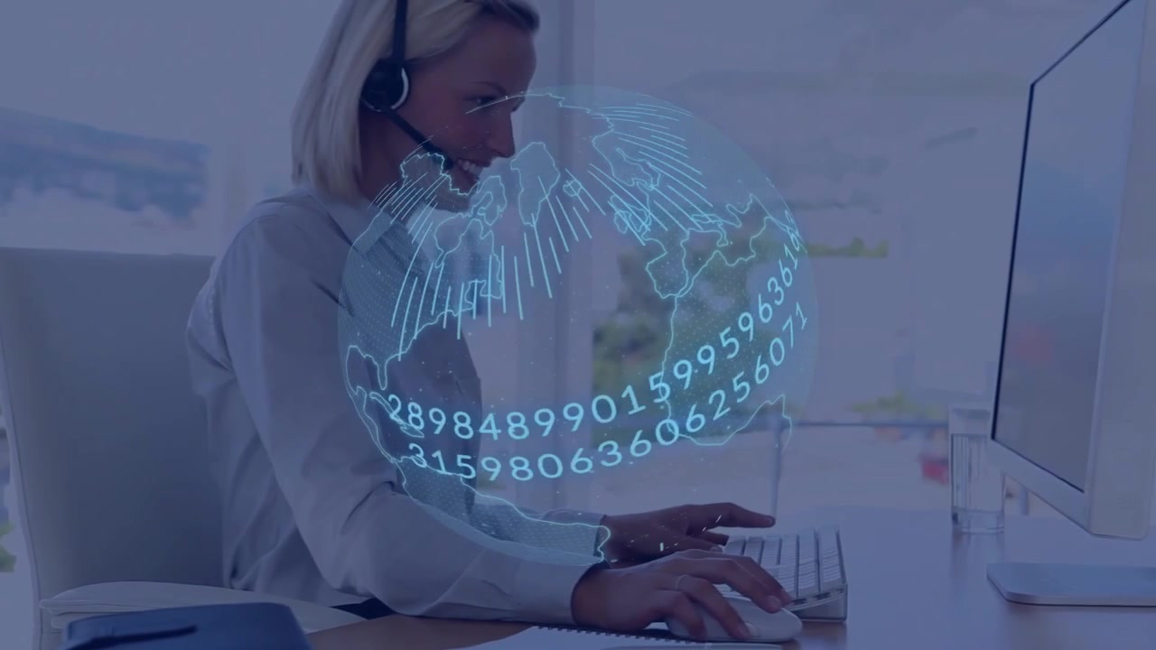 En kvinde taster på et tastatur på et teknologikontor og viser en holografisk globus med et numerisk data-overlay.