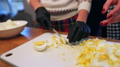 cortar huevos cocidos para ensalada
