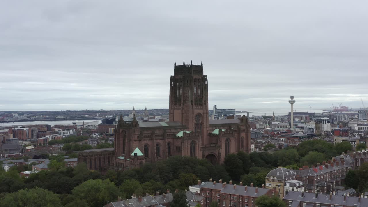 disparo de dron orbitando la catedral de liverpool 02