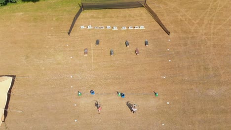 Vista-Aérea-De-Arqueros-Practicando-Tiro-Con-Arco-En-El-Campo-De-Entrenamiento-4k