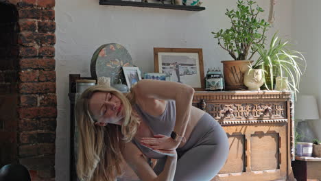 mujer practicando yoga en el interior