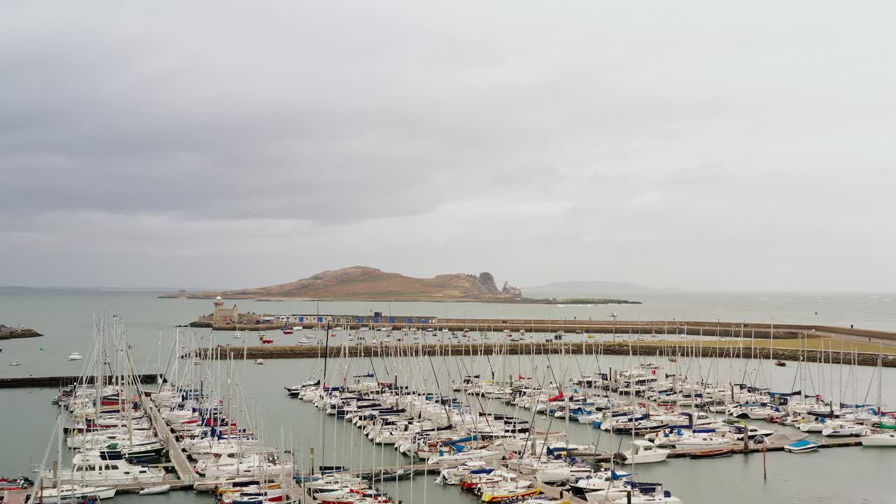 панорамная воздушная коляска над лодками, пришвартованными в гавани к глазу ирландии