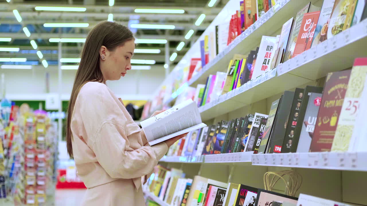 mujer revisando libros en una librería