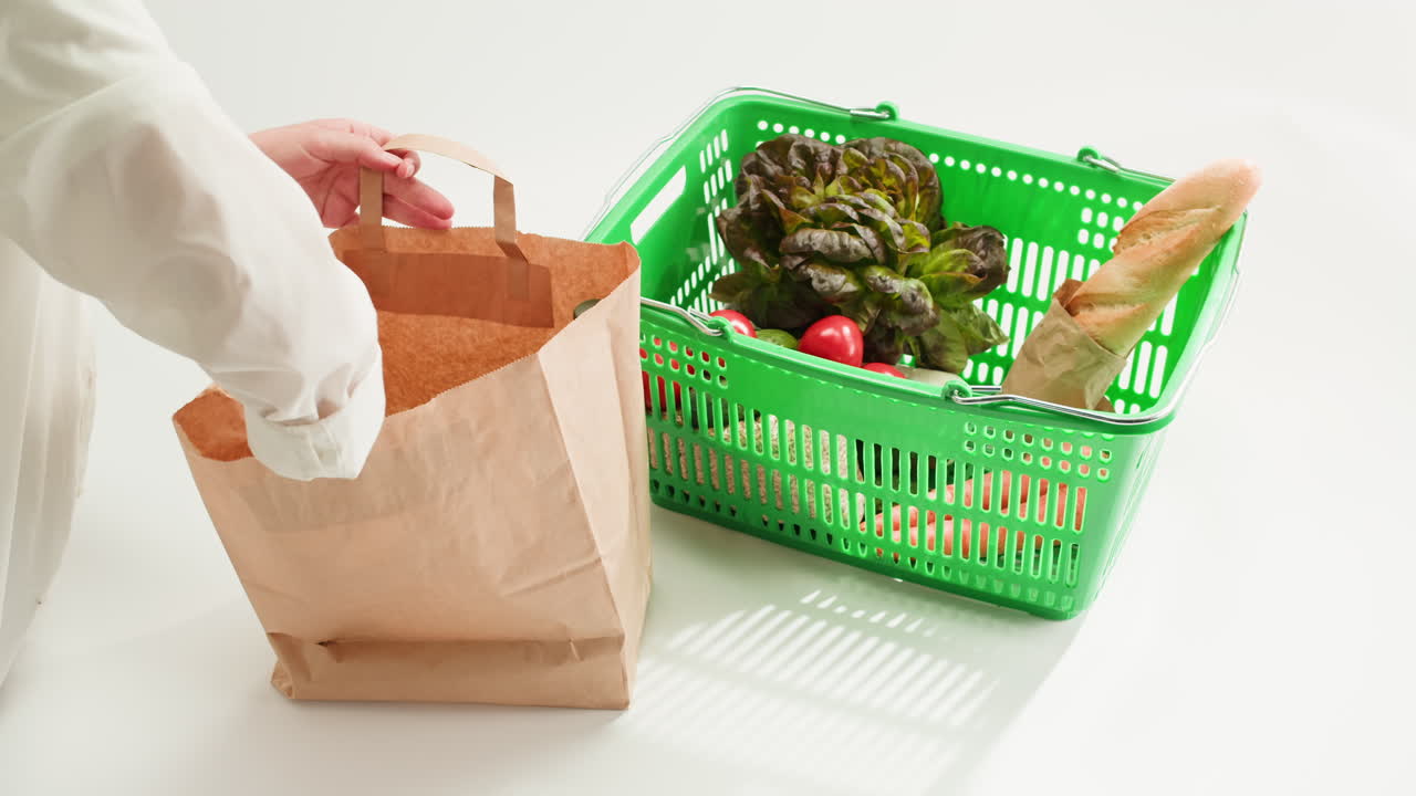 식료품을 구입하는 여자