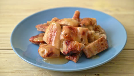 Plátanos asados con salsa de caramelo de coco en la placa