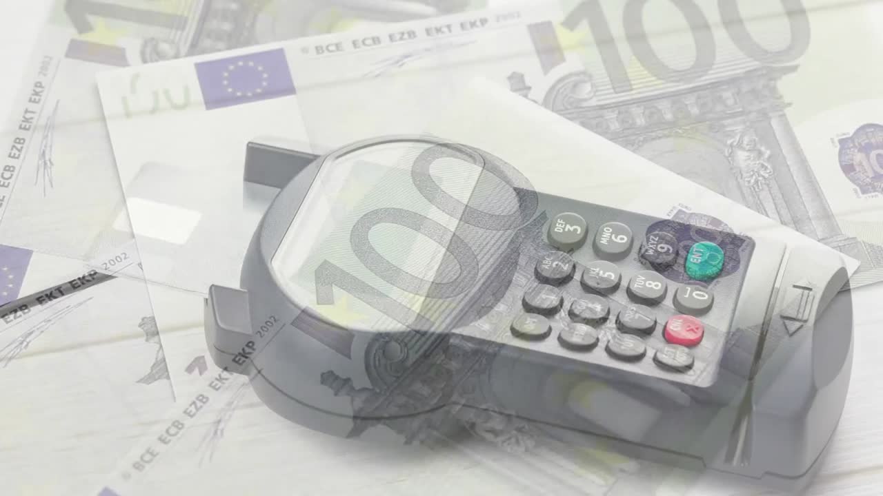 Animace padajících eurobankovek přes platební terminál