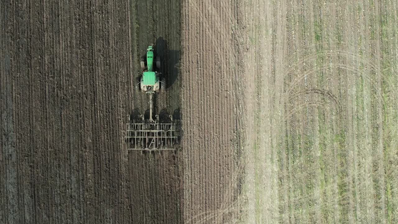 Un trattore ara un campo agricolo del Wisconsin dopo che uno spandiconcime ha sparso liquame sul campo