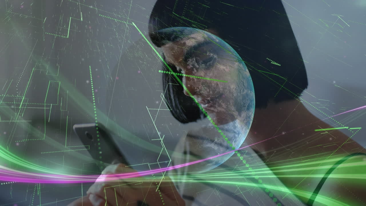 animación del globo sobre una mujer de negocios caucásica que usa un teléfono inteligente