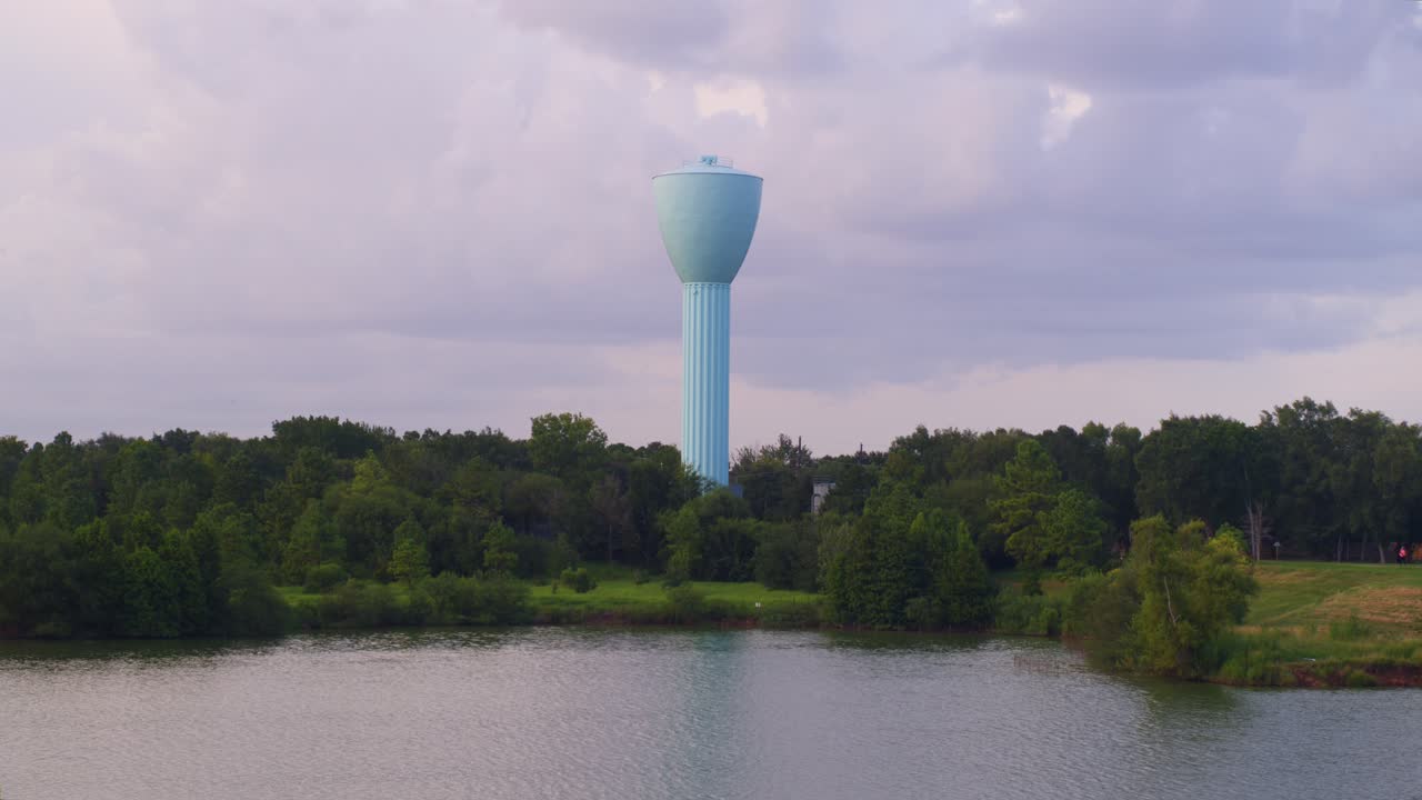 4K Drohnenaufnahme von Brays Bayou und dem ikonischen blauen Wasserturm in Alief, Texas.