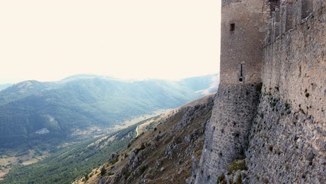 Inclinación-Hacia-Arriba-De-La-Fortaleza-Medieval-De-Rocca-Calascio-Y-La-Naturaleza-De-Abruzzo