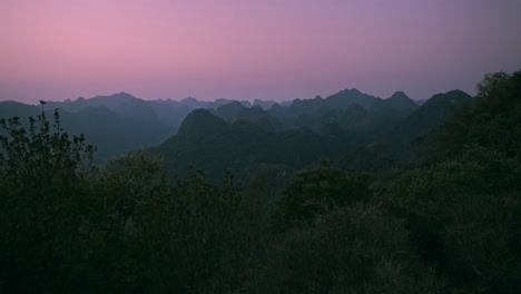 Toma-Estática-De-Montañas-De-Piedra-Caliza-Durante-La-Puesta-De-Sol-Del-Cielo-Rosado-En-La-Isla-Cat-Ba-De-Vietnam