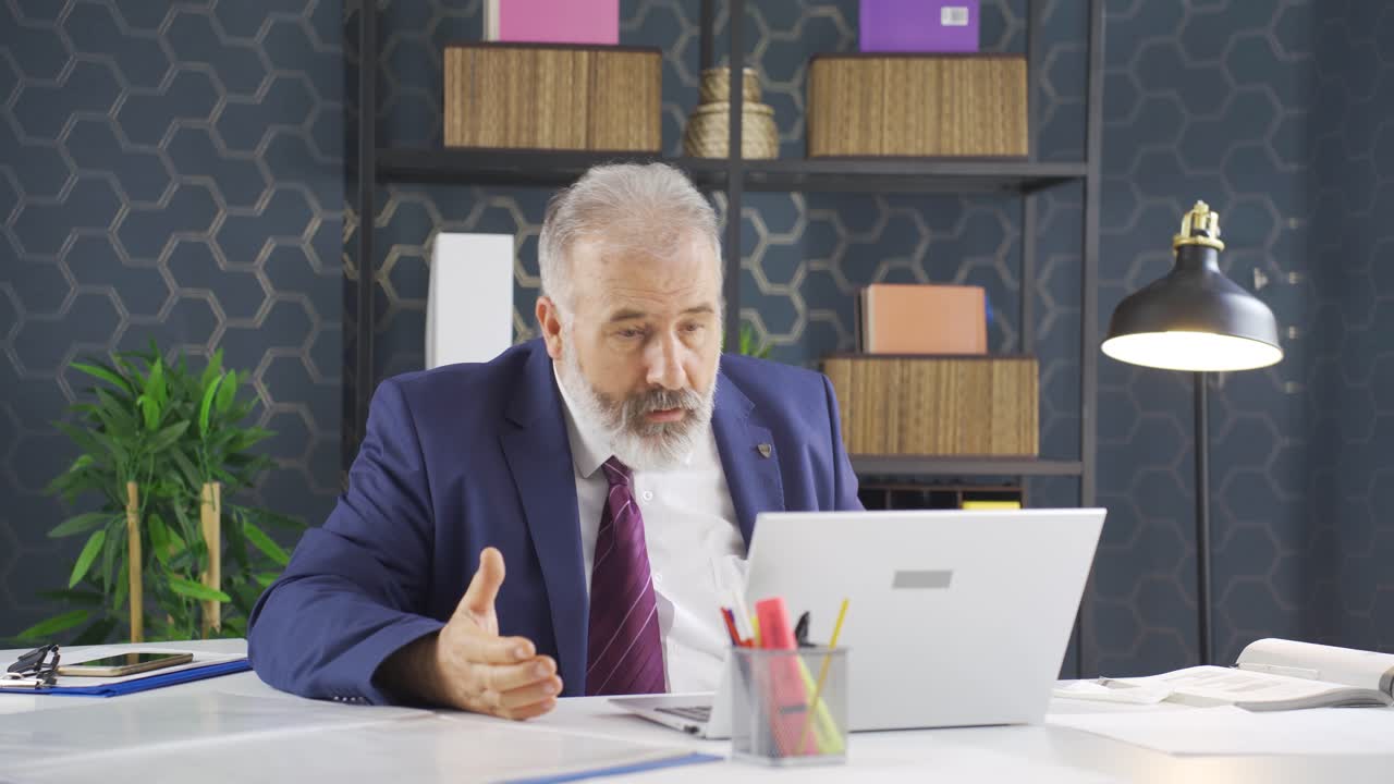 hombre de negocios con problemas emocionales.