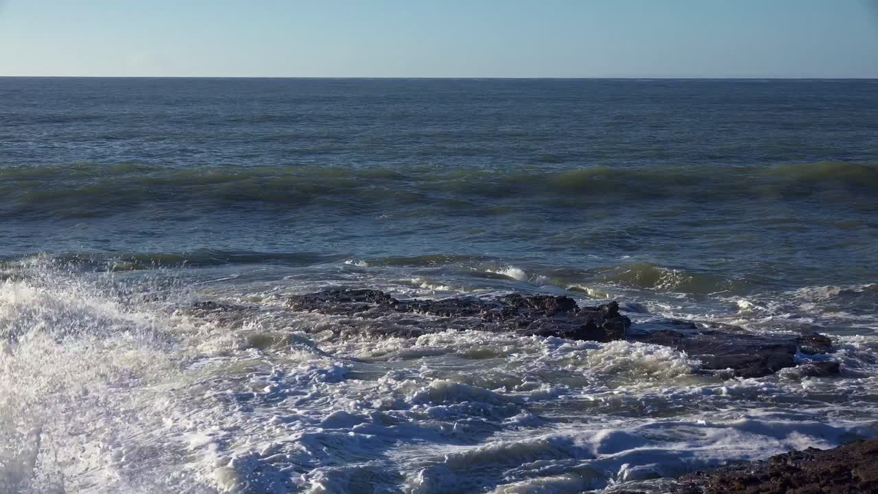 Onde che si infrangono sulla costa rocciosa, cimitero di mille navi, Penisola di Hook, Wexford, Irlanda. Luoghi Epici.