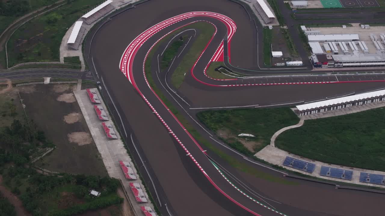 Circuit de course de Mandalika illuminé par le soleil à l'aube, Lombok, Indonésie
