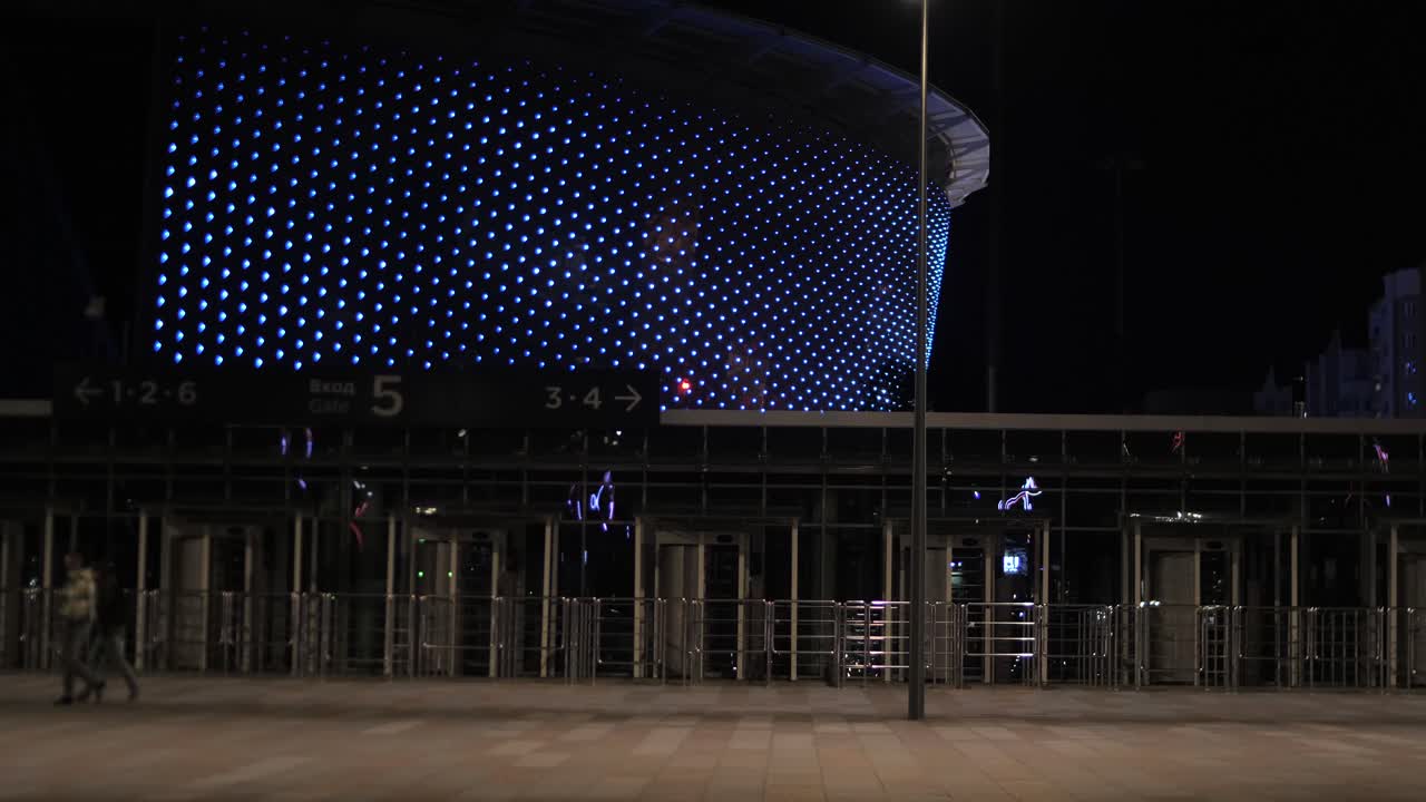 entrada moderna del estadio por la noche