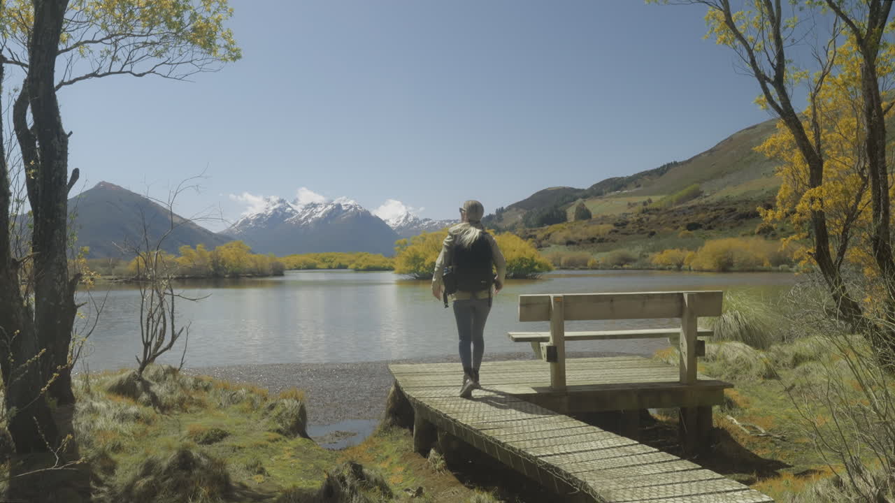 Escursionista in visita al belvedere del lago Glenorchy in Nuova Zelanda in una giornata di sole