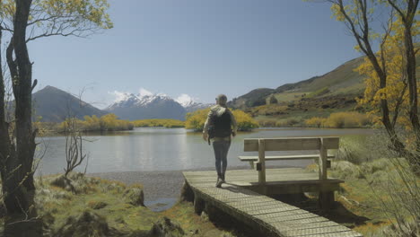 excursionista visitando el mirador del lago glenorchy en nueva zelanda en un día soleado